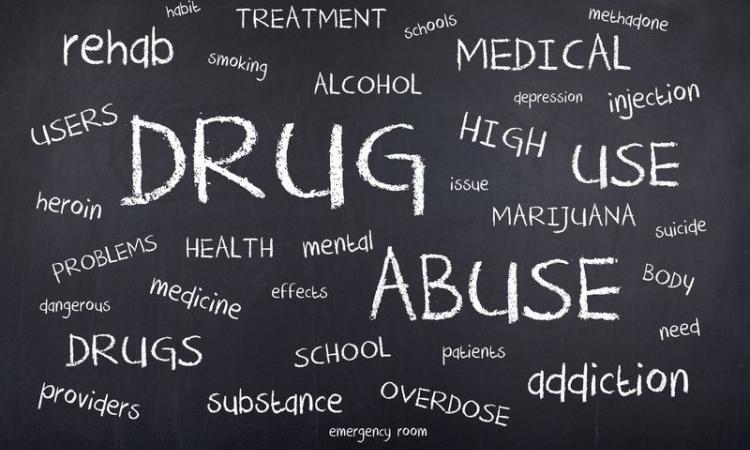 When talking to young people about drug use, it is most useful to openly communicate the facts, without lecturing or exaggerating. / Photo: iStock