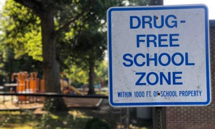 A sign showing a drug-free school zone. / Photo: iStock.