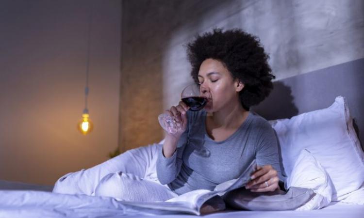 Alcohol and sleep. Image source: https://bocaratondentalsleepmedicine.com/blog/2021/09/does-alcohol-help-or-hurt-your-sleep/
